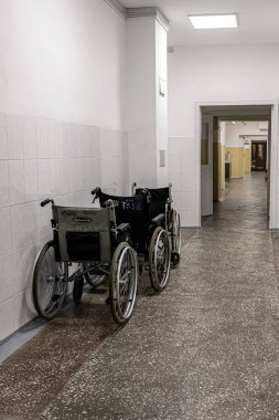 Tekerlekli sandalyeler. Rehabilitasyon merkezi. Hareket sorunu. Kas iskeleti yaralanması. Boş koridor. Travma bölümü. Engellilerin taşınması. Devlet hastanesi.