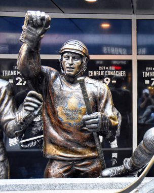 Toronto, Kanada - 12 Ağustos 2022: The Toronto Maple Leafs 'in evi Scotiabank Arena' nın dışındaki Legends Row 'daki Borje Salming Heykeli. Salming, geleceğin Avrupalılarının NHL 'de oynamalarının önünü açtı..