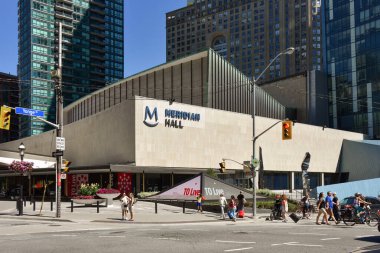 Toronto, Kanada - 12 Ağustos 2022: Meridian Hall, 1960 yılında açılan ve tarihi boyunca üç kez yeniden markalaşmış olan Front ve Yonge Caddesi 'nde büyük bir sahne sanatları mekanıdır. Büyük isim konserleri ve etkinliklere ev sahipliği yapmaya devam ediyor. 2008 'de Dili idi.