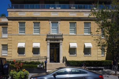 Toronto, Kanada - 12 Ağustos 2022 Torontos 'un popüler Yorkville bölgesindeki ChanEL sancak gemisi butiği bir zamanlar ilk Mount Sinai Hastanesi' nin bir parçası olan binada 2017 yılında açıldı. Fransız lüks moda evi 1910 yılında Coco tarafından kuruldu.
