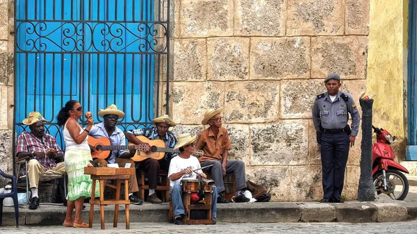 Havana Cuba Februari 2010 Straatmuzikanten Spelen Muziek Voor Toeristen Havana — Stockfoto