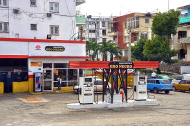 Havana, Küba, 3 Şubat 2010: Havana, Küba 'daki Oro Negro (siyah altın) benzin istasyonu.