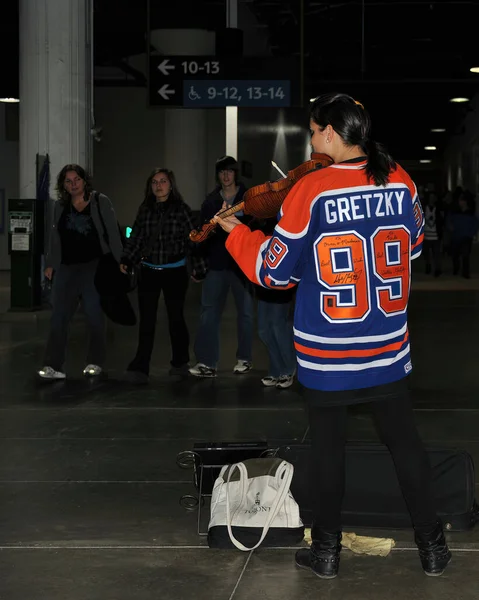 2011年11月13日 ウェイン グレツキーのサイン入りのジャージを着たバッカーが Nhlトロント メープル リーブスの本拠地であるエア カナダ センター近くのユニオン駅の通路でフィドルを演奏 — ストック写真