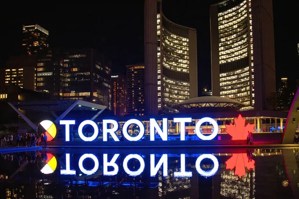 Toronto Canada Agosto 2022 Cartello Toronto Illumina Notte Nathan Phillips — Foto Stock