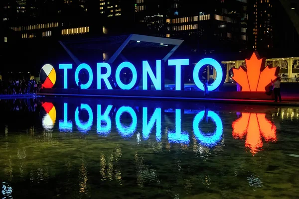 Toronto Canadá Agosto 2022 Sinal Toronto Aceso Noite City Hall — Fotografia de Stock