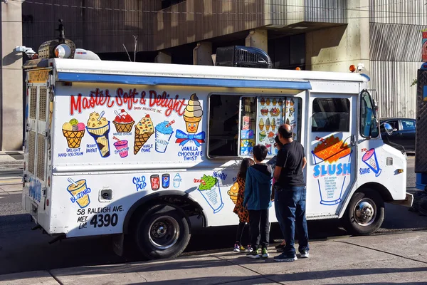 加拿大多伦多 2022年8月11日 一家人在内森菲利普斯广场前的皇后大街上的一辆 主人软式和愉快式 冰淇淋处理卡车旁等待食物 — 图库照片