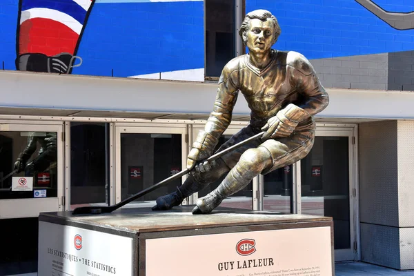2022年7月3日 加拿大蒙特利尔 加拿大蒙特利尔 贝尔中心的盖伊 拉弗勒雕像 — 图库照片