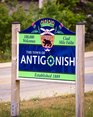 Antigonish, Nova Scotia, Kanada 'nın girişindeki kasaba tabelası, St. Francis Xavier Üniversitesi' nin evi. Tabela Ciad Mile Failte 'ye 100.000 kez hoş geldiniz anlamına geliyor. İskoçya İskoçya' nın İskoçya dilindeki hecelemesi Nova Scotia 'nın mirasına bir işaret..