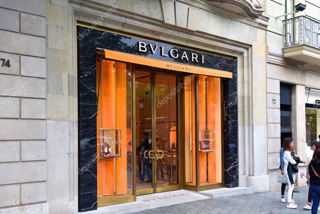 Barcelona, España 2018: Bulgari, conocida como BVLGARI, tienda en Passeig  de Gracia, es una casa de moda italiana de lujo conocida por sus joyas,  relojes, fragancias, accesorios y artículos de cuero. Fue