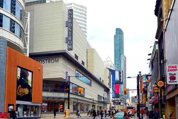 Toronto Canadá Março 2017 Section Yonge Street Featuring Nordstrom Store — Fotografia de Stock
