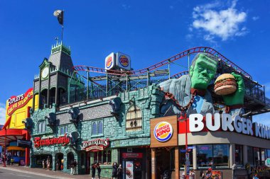 Niagara Şelalesi, Kanada 13 Ağustos 2022 Hız treni ile Frankenstein 'ın Evi, Ripleys, Beaver Tails ve Burger King, Clifton Hill' de birçok turistik mekan..