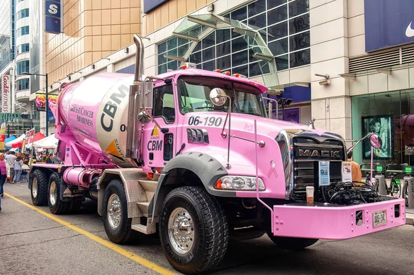 カナダ トロント2011年9月5日セントメアリーズCbmセメントトラックは ヨンゲ通りの労働者の日パレードで乳がんの意識のためにピンクを描いた — ストック写真