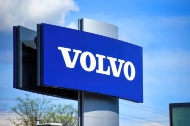 Ottawa, Kanada 14 Mayıs 2022 Carling Bulvarı 'ndaki Volvo bayiliği için imza. Volvo, İsveç merkezli başarılı bir yüksek teknoloji araba üreticisi..