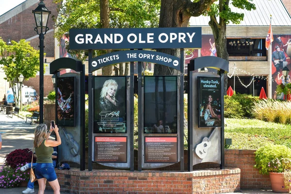 Nashville Usa September 2019 Touristen Fotografieren Eingang Des Grand Ole Stockbild