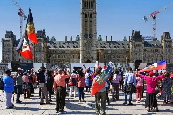 カナダ オタワ2023年5月13日多くの人々がハイチを支援し カリブ海の紛争とカナダ政府の支援を求める集会に参加しています — ストック写真