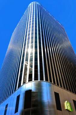 Ottawa, Kanada 7 Mayıs 2023 Shopify tabelası şehir merkezindeki merkezlerine yakın bir yerde. Kanadalı e-ticaret şirketi yaklaşık 175 ülkede çevrimiçi ürün satmak için yazılım satmaktadır..