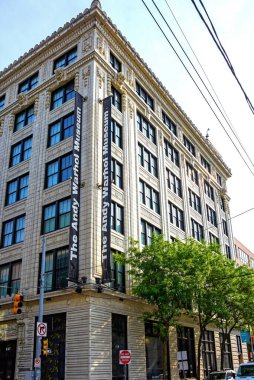 Pittsburgh, PA, USA- 21 Mayıs 2023 Sandusky Caddesi 'ndeki Andy Warhol Müzesi Pittsburgh' un ünlü pop sanatının kalıcı bir koleksiyonunu barındırıyor..