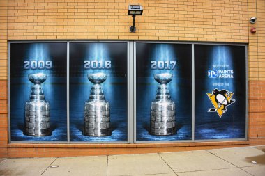 Pittsburgh, 20 Mayıs 2023 'te PPG Paints Arena' da sergilenen beş Stanley Kupasından üçünün posterleri. Pittsburgh Penguenleri 1967 'de NHL' e katılmalarından bu yana kazanıldı..