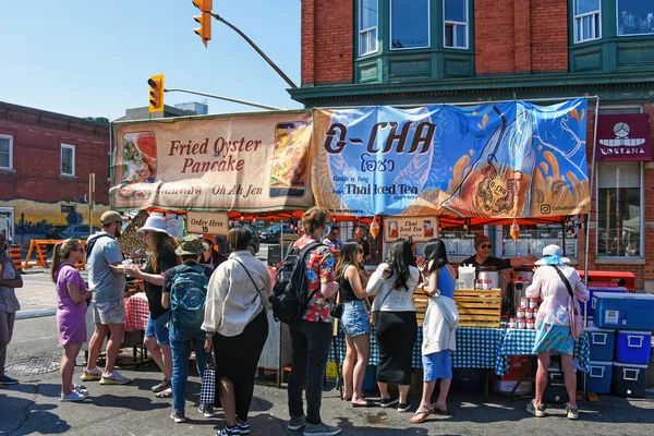 カナダ オタワ 2023年6月4日 中華街のサマセット通りでアジア料理と文化を特集する週末の長いオタワチャイナタウンナイトマーケットを楽しむ人々の群衆 — ストック写真