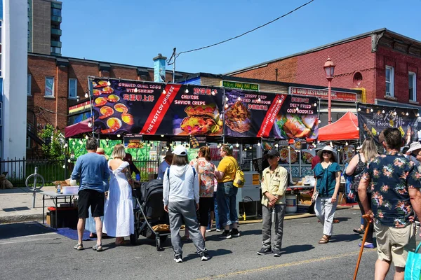 2023年6月4日カナダ オタワ中華街の週末を楽しむ人々チャイナタウンのサマセット通りにアジア料理と文化を特集したナイトマーケット — ストック写真