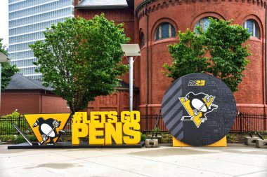 Pittsburgh, PA, ABD 20 Mayıs 2023 Pittsburgh Paints Arena 'nın dışında NHL takımı Pittsburgh Penguenleri için tanıtım gösterisi.