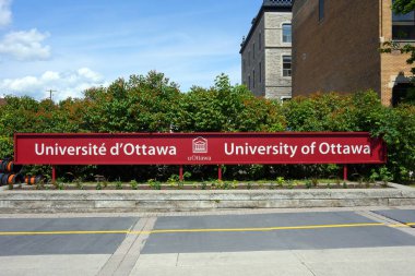 Ottawa, Kanada - 10 Haziran 2023: Ottawa Üniversitesi için imzala, Ottawa şehir merkezine yakın iki dilli bir devlet araştırma üniversitesi. İlk olarak 1848 yılında Bytown Koleji olarak kurulmuş ve en büyük İngilizce-Fransızca iki dilli birliktir.