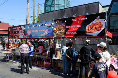 Ottawa, Kanada 4 Haziran 2023 Çin Mahallesi 'ndeki Somerset Caddesi' nde Asya mutfağı ve kültürünün yer aldığı Ottawa Çin Mahallesi Gece Pazarı 'nın uzun haftasonunun tadını çıkaran bir kalabalık..