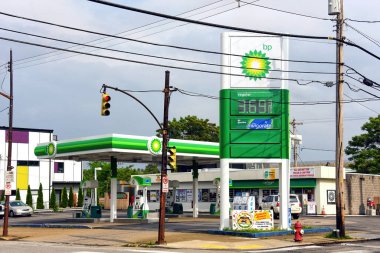 Pittsburgh, PA, ABD - 20 Mayıs 2023: Pittsburgh BP benzin istasyonu. British Petroleum Company, birçok ülkede faaliyet gösteren süper büyük bir petrol ve gaz şirketi.