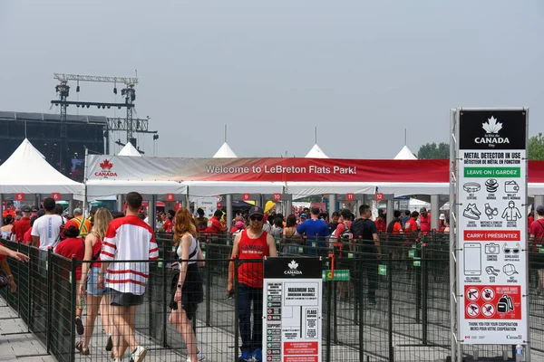 2023年7月1日カナダのオタワ 人々は現在 議会ビルが改装中であるため カナダの日のお祝いを開催しているLebreton Flatsの入り口ゲートを通過します 毎年恒例のブルーフェストを開催しています — ストック写真