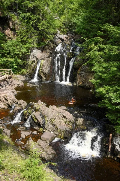 ビクトリアパーク トロロ ノバスコシア カナダのジョー ハウ滝 人々は自分自身のリスクで泳ぐことができます ストック写真