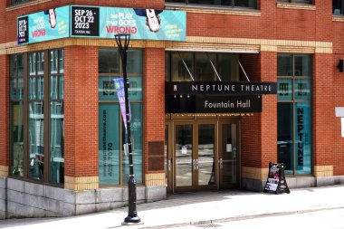 Halifax, Canada The Neptune Theatre, Atlantik Kanada 'nın en büyük profesyonel tiyatro şirketidir ve yeni ve klasik oyunların bir karışımını sunmaktadır. Neon levhada şu anda Trailer Park Boys 'tan Jonathan Torrens' ın oynadığı yaklaşan bir oyun gösteriliyor.