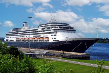 Sydney, Kanada - 26 Temmuz 2023 Holland Line America yolcu gemisi Zaandam, Cape Breton Nova Scotia 'daki Sydney Limanı' na yanaştı. Sydney popüler bir gemi turu merkezidir ve her yıl birkaç yolcu gemisine ev sahipliği yapar..