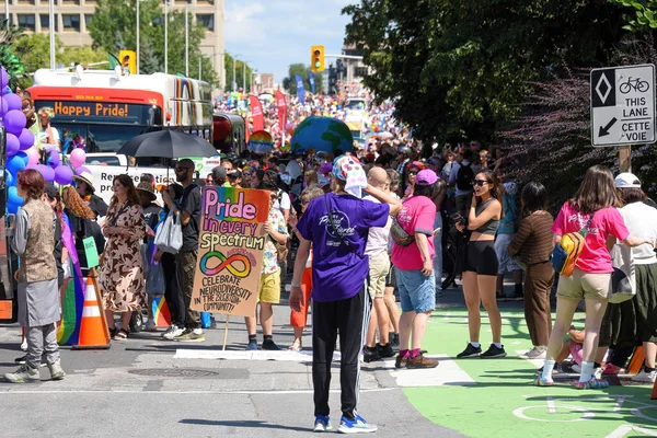 Ottawa, Kanada - 27 Ağustos 2023 Laurier Bulvarı, geçit töreninde yürümek için caddede bekleyen kalabalığı gösteren törenin başlangıç noktası. Bu yılki geçit töreni katılım rekoru kırdı.