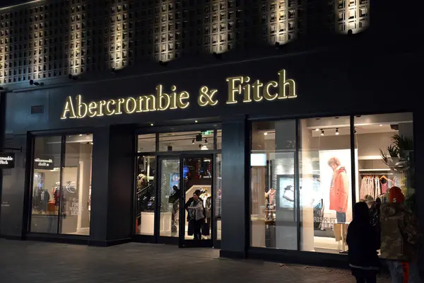 Pekin, Çin - 11 Kasım 2017: Uluslararası zincir mağazaları ile tanınan Sanlitun bölgesindeki bir Amerikan perakendecisi olan Abercrombie & Fitch 'ten insanlar gece alışveriş yapıyor.