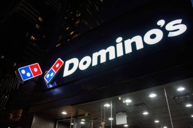 Toronto, Kanada - 11 Ağustos 2022: Yonge Caddesi 'nde Domino' s Pizza. Domino 's, 1960 yılında kurulmuş çok uluslu bir pizza restoranı zinciri..