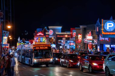 Niagara Şelalesi, Kanada 13 Ağustos 2022 Niagara Şelalesi 'ndeki işlek Clifton Tepesi sokağı. Bölge, turizm merkezli kentte çok popüler bir cazibe merkezi..