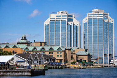 Purdy 's Wharf' ın binalarının yer aldığı Halifax Rıhtımı