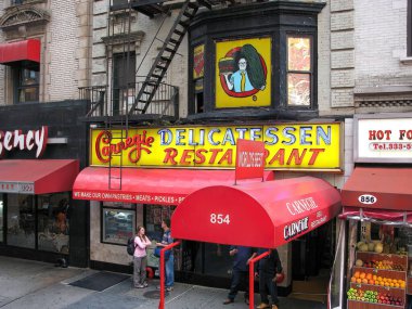 New York, New York, ABD - 11 Eylül 2008: Manhattan şehir merkezindeki Carnegie Hall yakınlarındaki Carnegie Deli 'de ikonik. 1937 'de açıldı ve 2016' da kapandı..