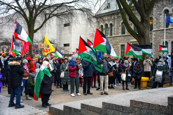 カナダのオタワ 2023年12月30日 プロパレスチナ集会の12週目にオタワの人権モニュメントに集まり ガザでの戦争の停戦を呼びかけ パレスチナが解放されるよう要求した — ストック写真