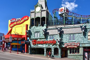 Niagara Şelalesi, Kanada 13 Ağustos 2022 Ripley 'nin Selfie Stüdyosu, Frankenstein' ın Hız treni, Kunduz Kuyruğu ve Burger King ile Clifton Tepesi 'nde birçok turistik mekan..