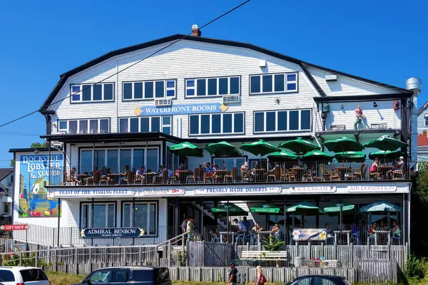 Lunenburg, Kanada 3 Ağustos 2016 Liman kenti Inn and Restoranı UNESCO Dünya Mirası Bölgesi Lunenburg 'un rıhtım manzarasını harika bir şekilde sunar..