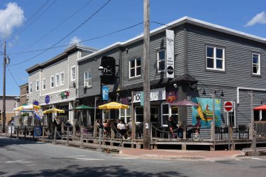 Truro, Kanada 4 Ağustos 2023 Truro 'da Prince Caddesi' nde The Nook ve Cranny Brew Pub, Tacos Bros ve Şeker Butiği dahil olmak üzere restoranlar.