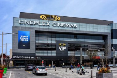 Ottawa, Kanada - 27 Nisan 2024: Lansdowne 'daki Cineplex Cinemas, uzanan koltuklar, koltuklar, yemek servisleri ve lisanslı bir salon ile VIP muamelesi sunmaktadır. Lansdowne Park 'ta çeşitli iş, eğlence ve spor etkinlikleri bulunmaktadır.
