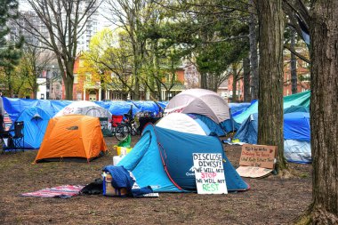 Ottawa, Kanada 1 Mayıs 2024 'te Filistin yanlısı bir protesto, üniversite bahçesine birkaç çadır kurulmasıyla oturma eyleminden bir kampa evrildi. Buna rağmen üniversite hiçbir kampa müsamaha gösterilmeyeceğini açıkladı.