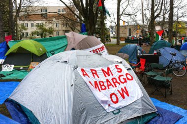 Ottawa, Kanada 1 Mayıs 2024 'te Filistin yanlısı bir protesto, üniversite bahçesine birkaç çadır kurulmasıyla oturma eyleminden bir kampa evrildi. Buna rağmen üniversite hiçbir kampa müsamaha gösterilmeyeceğini açıkladı.