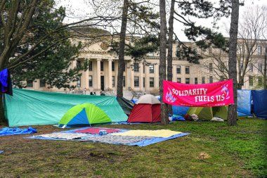 Ottawa, Kanada 1 Mayıs 2024 Filistin yanlısı bir protestocu oturma eyleminden kampa evrimleşti. Tabaret Salonu 'nun çimlerine birçok çadır kuruldu. Üniversitenin hiçbir kampa müsamaha gösterilmeyeceğini açıklamasına rağmen.
