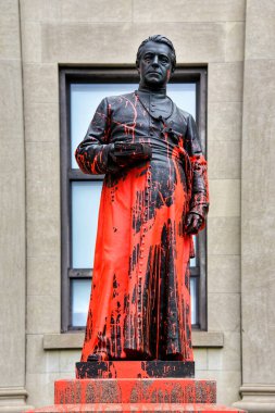 Ottawa, Kanada 28 Mayıs 2024 J.H. Heykeli 24 Mayıs 'ta Ottawa Üniversitesi' ndeki Tabaret kırmızı boyayla kaplandı. Colonizer kelimesi heykelin altında yere yazılmıştı. - Evet. Şu ana kadar hiç kimse bu eylemi üstlenmedi.