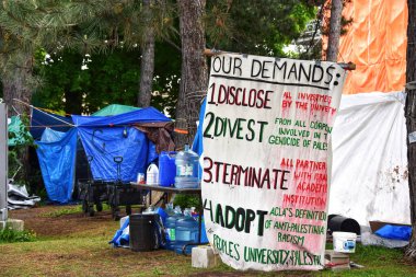Ottawa, Kanada 28 Mayıs 2024: Filistin yanlısı bir protesto çimlerin üzerine birkaç çadır kurulmasıyla oturma eyleminden bir kampa evrildi. Buna rağmen üniversite hiçbir kampa müsamaha gösterilmeyeceğini açıkladı.
