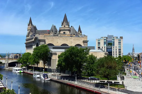 Kanada, Ottawa 'daki Rideau Kanalı. Kanada Senatosu binasının arkası ve ortasında da Chateau Laurier' in tepesi.