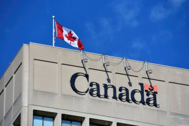 Ottawa, Kanada - 15 Haziran 2024: Kanada bayrağı ve Kanada hükümet logosu Ottawa 'da Albay By Drive' daki DND binasında